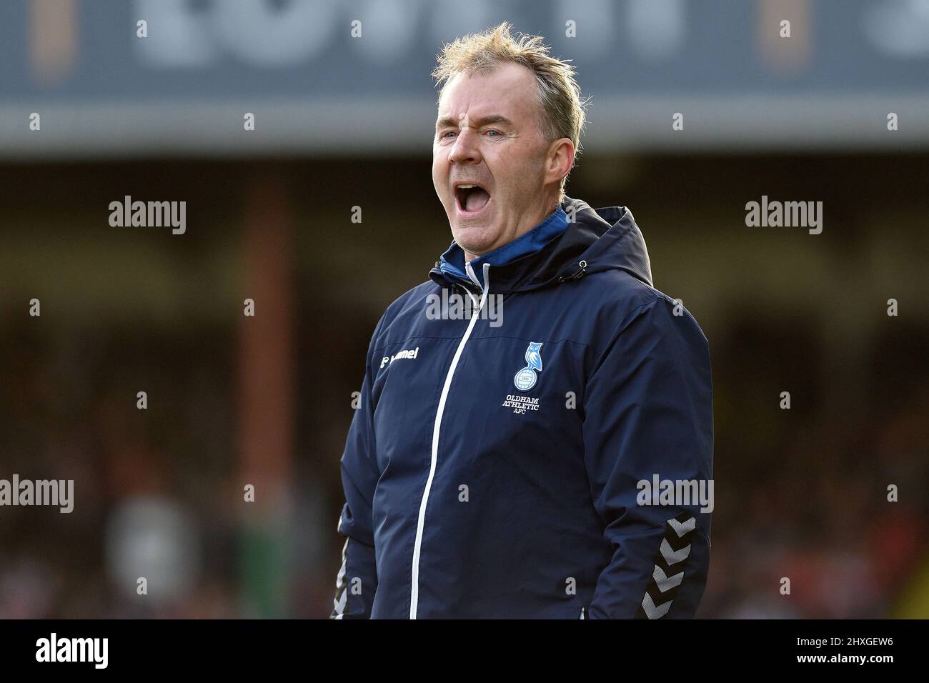 Swindon, Großbritannien. 12. März 2022. SWINDON, GROSSBRITANNIEN. MÄR 12. John Sheridan (Cheftrainer) von Oldham Athletic während des Spiels der Sky Bet League 2 zwischen Swindon Town und Oldham Athletic am 12.. März 2022 im County Ground, Swindon. (Kredit: Eddie Garvey | MI Nachrichten) Kredit: MI Nachrichten & Sport /Alamy Live Nachrichten Stockfoto