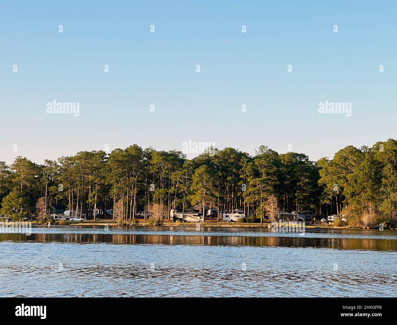 Blick auf den See von einem Campingplatz in einem Georgia State Park. Stockfoto