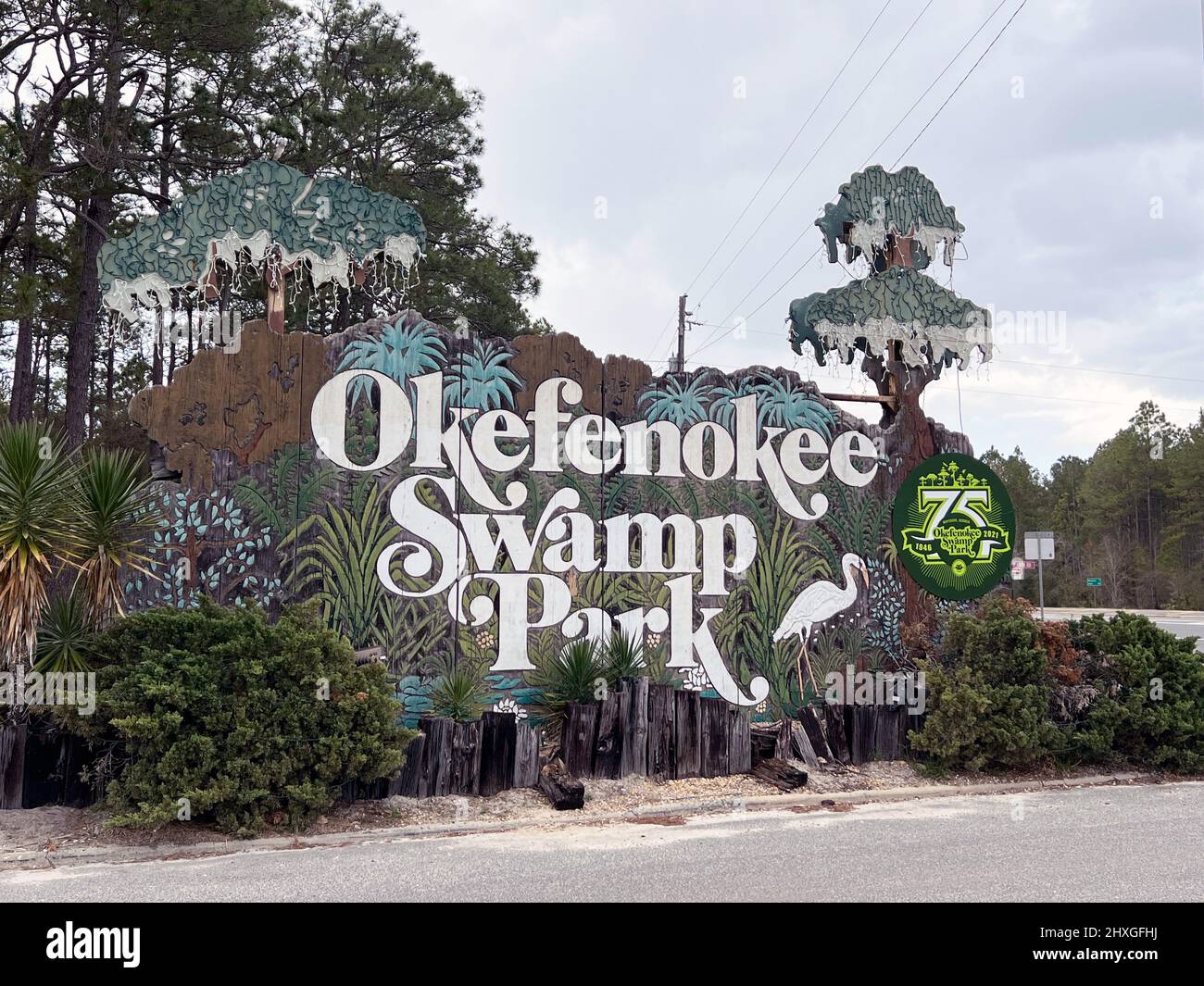 Waycross, Georgia, USA - 3. März 2022: Ein Schild für die Familienattraktion Okefenokee Swamp Park. Stockfoto