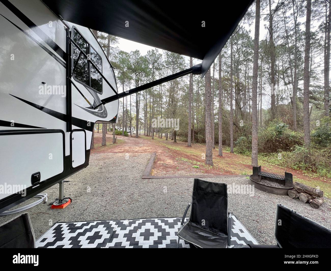 Auf einem Campingplatz in einem Georgia State Park steht ein Geländewagen mit dem fünften Rad. Stockfoto