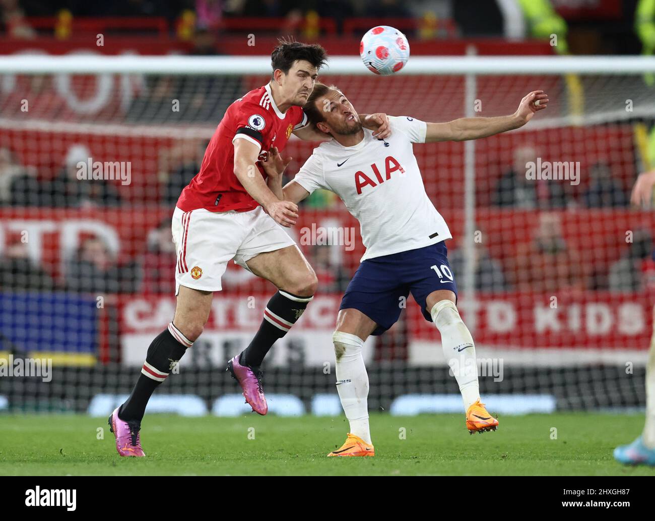 Manchester, England, 12.. März 2022. Harry Maguire von Manchester United fordert Harry Kane von Tottenham während des Spiels in der Premier League in Old Trafford, Manchester, heraus. Bildnachweis sollte lauten: Darren Staples / Sportimage Stockfoto