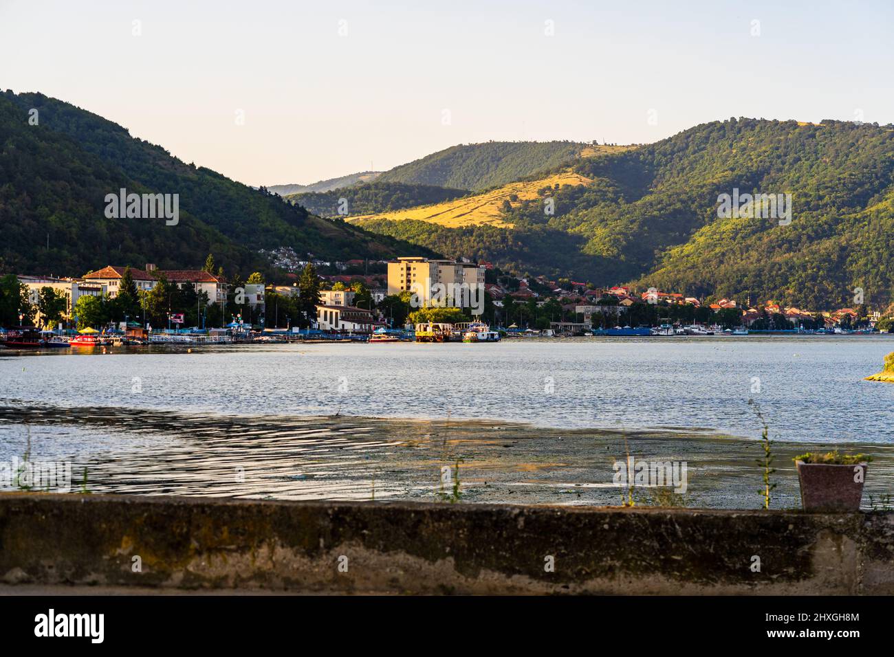 Blick auf die Donau und die Vegetation und Gebäude der Stadt Orsova