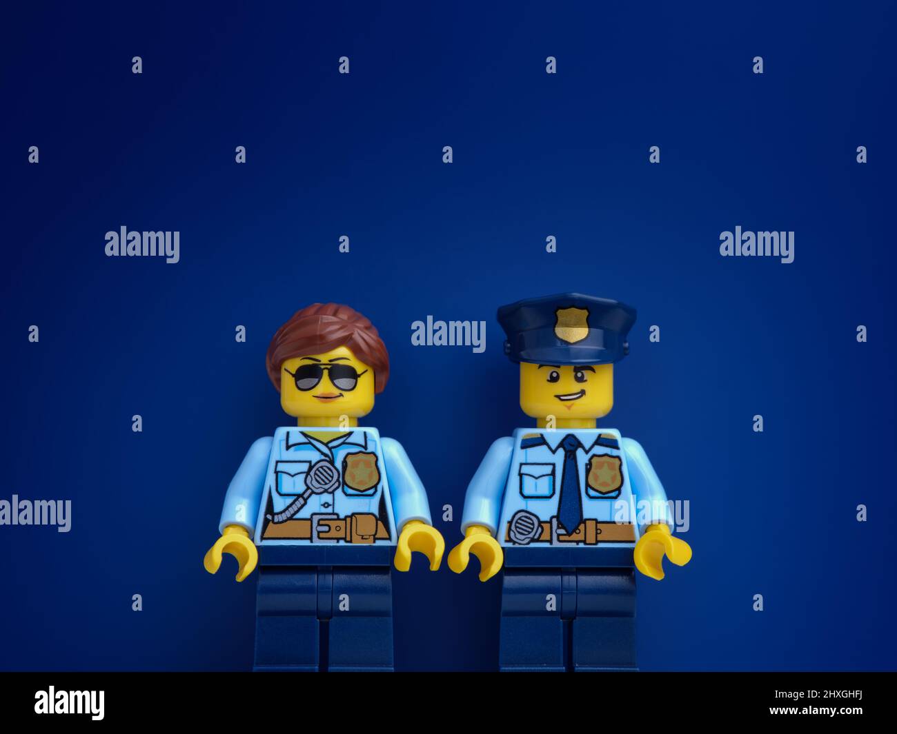 Tambow, Russische Föderation - 11. März 2022 zwei Lego-Polizeibeamte minifiguren stehen vor einem dunkelblauen Hintergrund. Nahaufnahme. Stockfoto