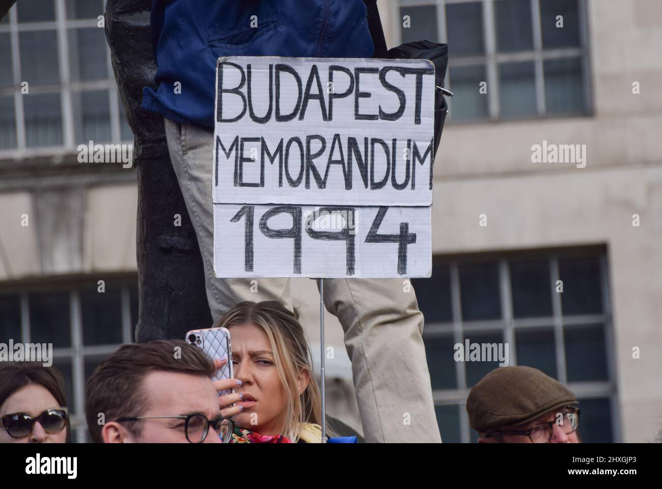 London, Großbritannien. 12.. März 2022. Ein Protestler hält ein Plakat mit dem Titel „Budapester Memorandum 1994“. Demonstranten versammelten sich vor der Downing Street zur Unterstützung der Ukraine, während Russland seinen Angriff fortsetzt. Kredit: Vuk Valcic/Alamy Live Nachrichten Stockfoto