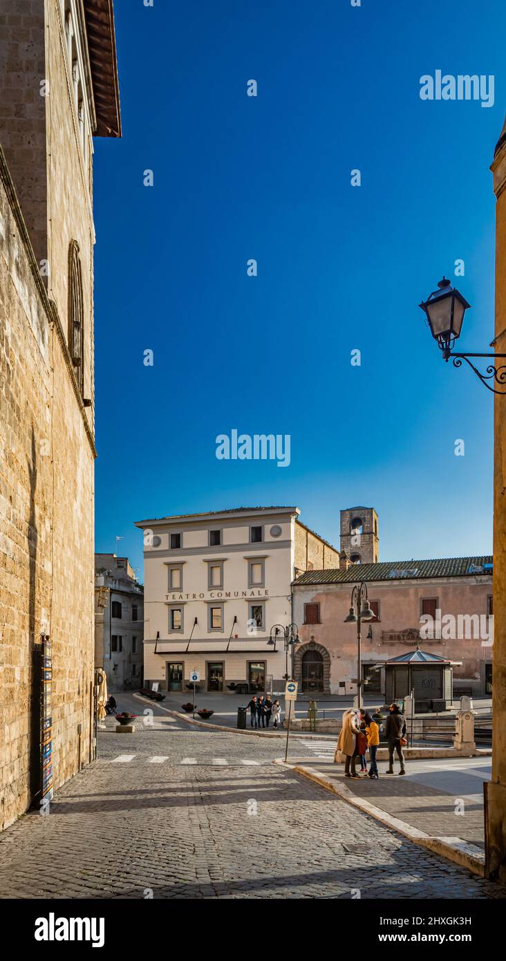 6. Februar 2022 - Tarquinia, Viterbo, Latium, Italien - Ein Blick auf den Hauptplatz des Dorfes, durch eine enge gepflasterte Gasse gesehen. Eine Straßenlaterne in Th Stockfoto