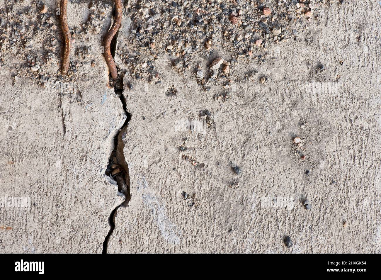 Alter und rissiger Betonboden Stockfoto