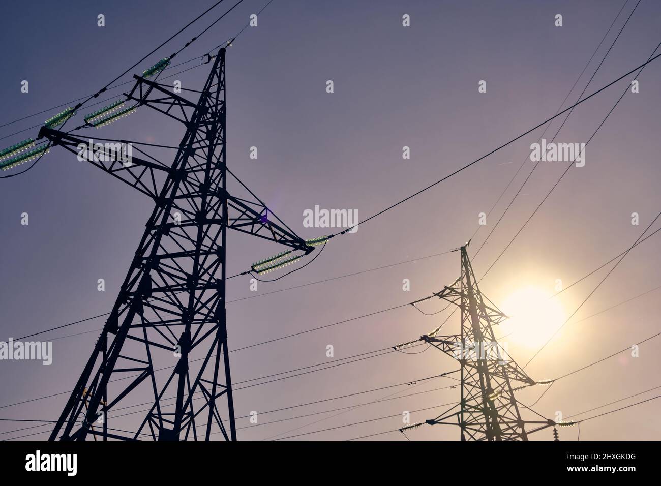 Hochspannungsleitung gegen blauen Himmel Stockfoto