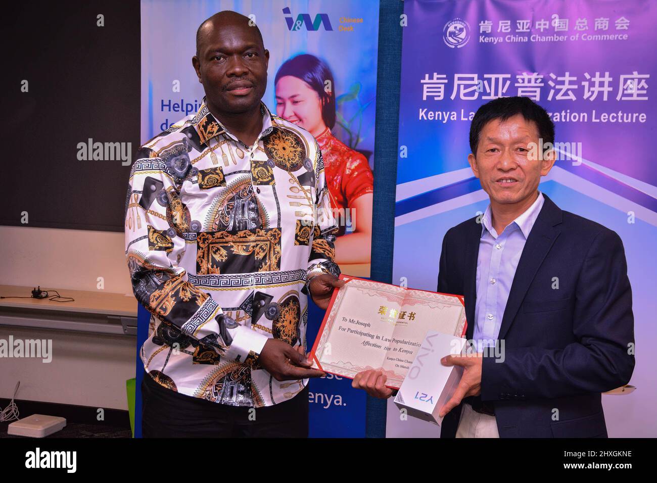 Nairobi, Kenia. 12. März 2022. Joseph Onyango, CEO der National Police Service Commission, erhält eine Auszeichnung vom Vizepräsidenten der Kenya China Chamber of Commerce, Lucky Xin, während eines Workshops in Nairobi, um chinesische Investoren mit dem kenianischen Recht vertraut zu machen. Kredit: SOPA Images Limited/Alamy Live Nachrichten Stockfoto