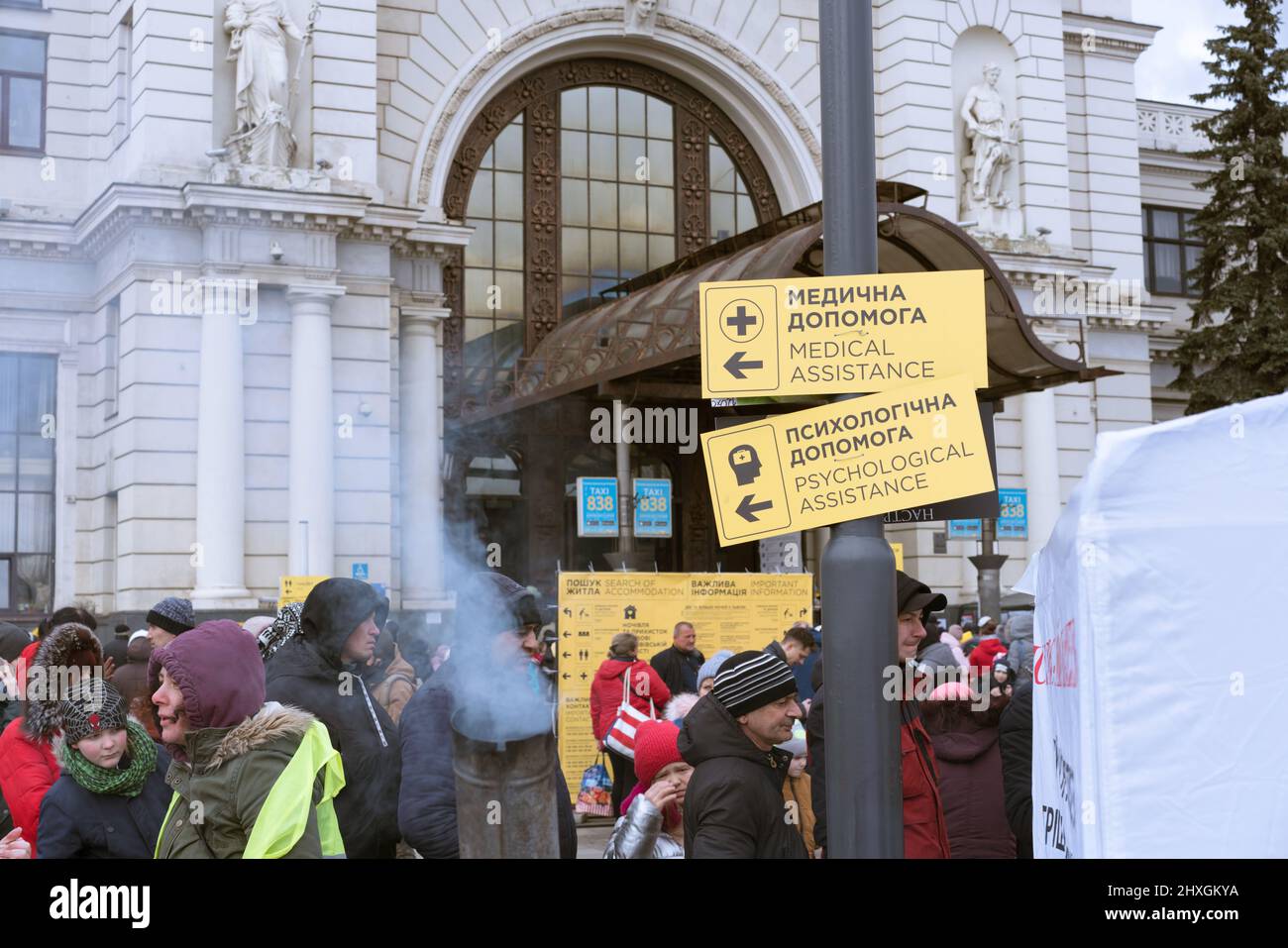 Lviv, Ukraine 8. März 2022 Ukrainische Flüchtlinge am Bahnhof von Lviv, Informationstafeln