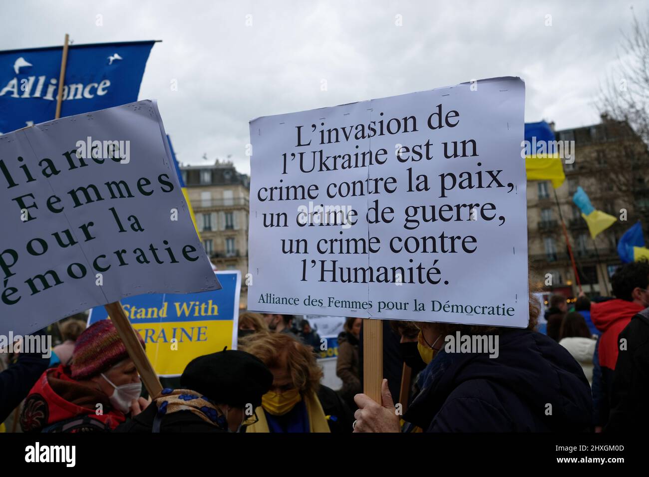 Eine neue Kundgebung gegen Putins Kriegspolitik und zur Unterstützung des ukrainischen Volkes fand auf dem Place de la Republique statt, um ein Ende des Krieges zu fordern. Stockfoto