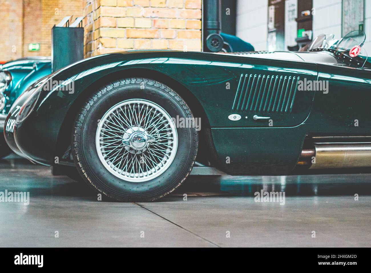 1960 grüne Jaguar C-Type-Parkplätze in der Garage Seitenansicht Stockfoto