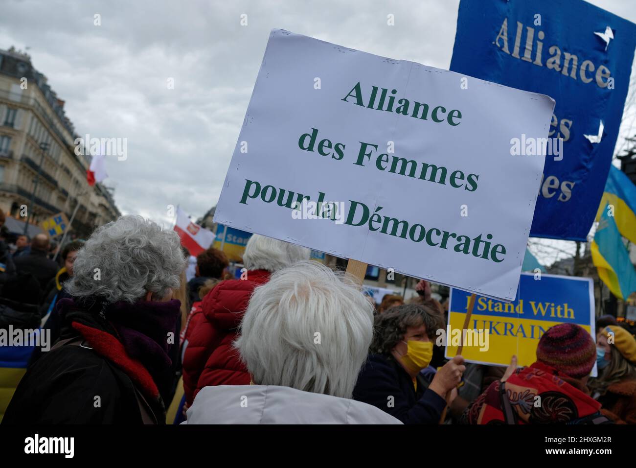 Eine neue Kundgebung gegen Putins Kriegspolitik und zur Unterstützung des ukrainischen Volkes fand auf dem Place de la Republique statt, um ein Ende des Krieges zu fordern. Stockfoto
