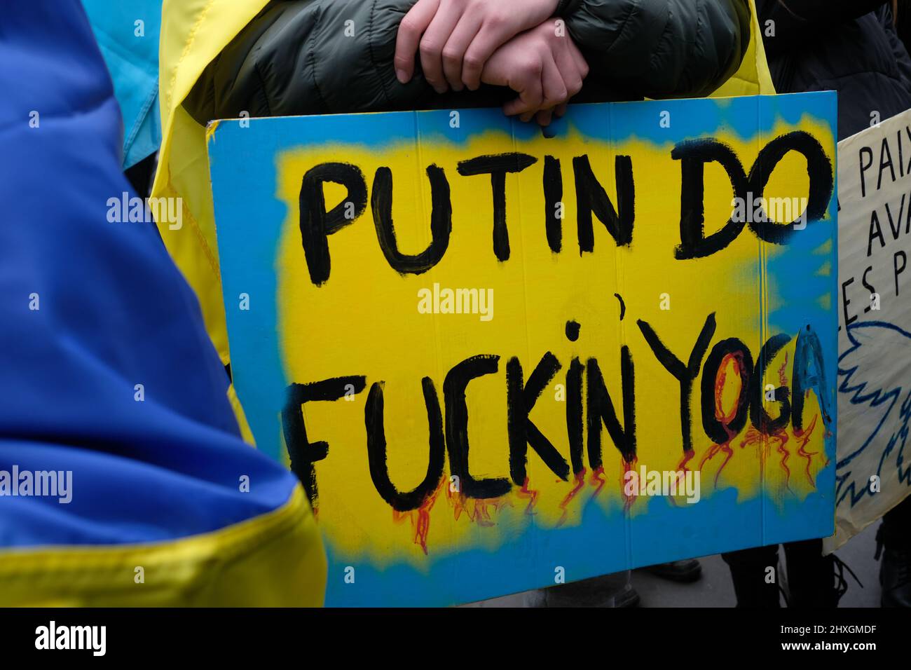Eine neue Kundgebung gegen Putins Kriegspolitik und zur Unterstützung des ukrainischen Volkes fand auf dem Place de la Republique statt, um ein Ende des Krieges zu fordern. Stockfoto