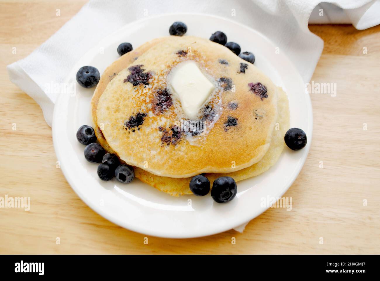 Essen Heidelbeer Pfannkuchen mit Butter bedeckt Stockfoto