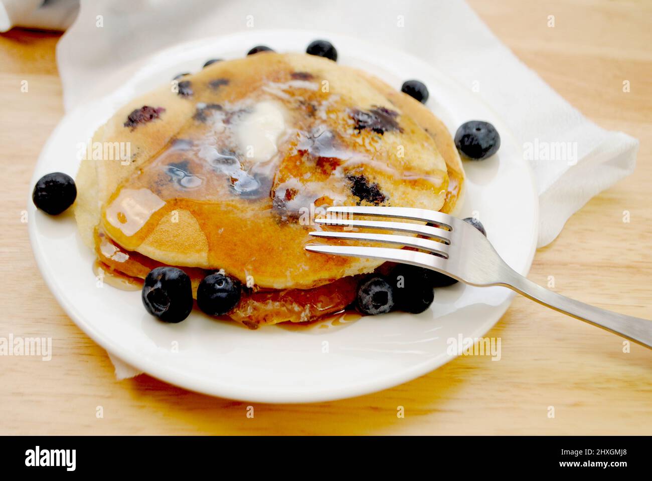 Essen Blueberry Pfannkuchen mit Butter und Sirup Stockfoto