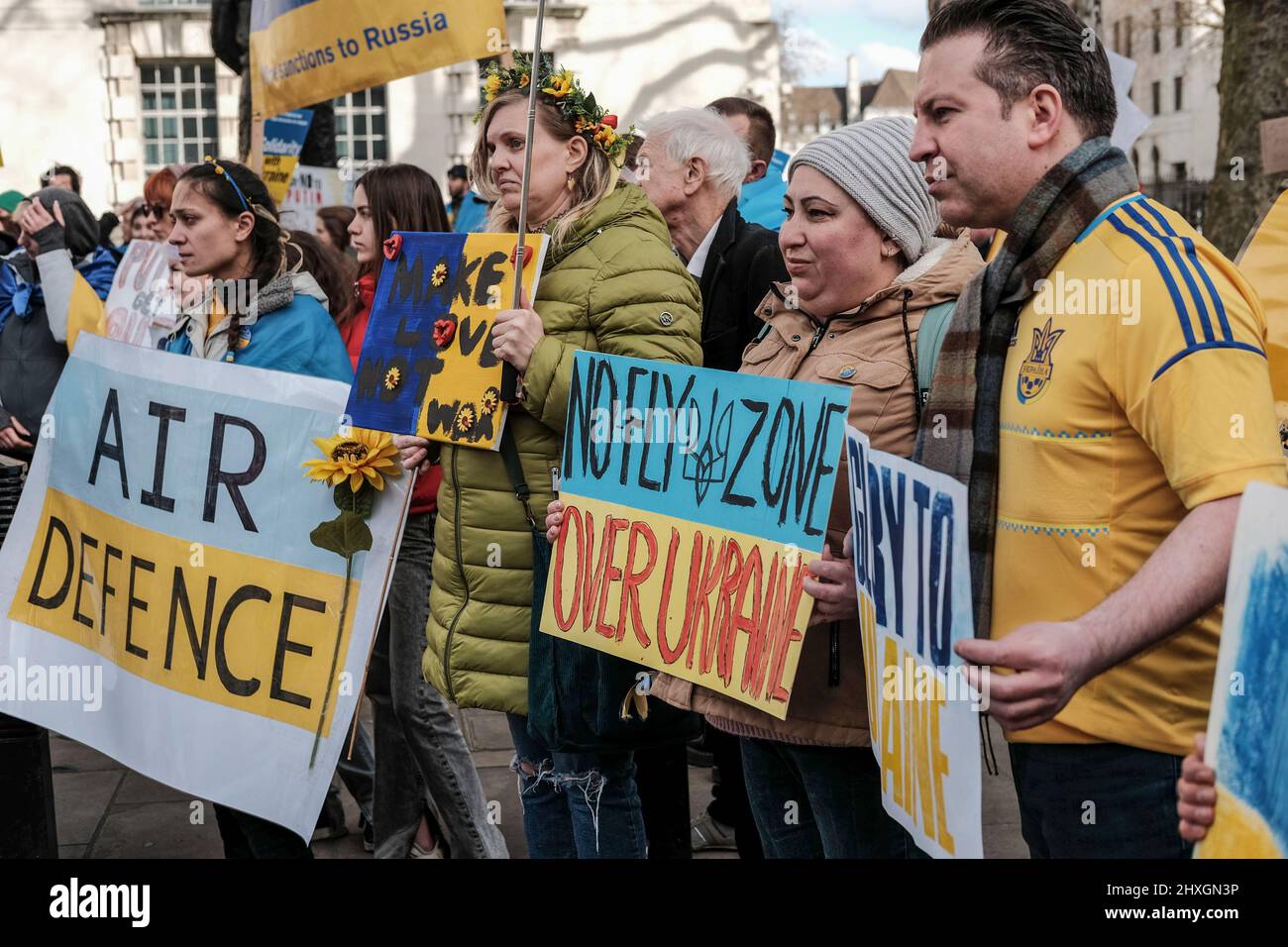 London, 12.. März 2022. Ukrainische Staatsbürger und Anhänger versammeln sich weiterhin in Whitehall gegenüber der Downing Street und fordern mehr Maßnahmen gegen Russland für die Invasion der Ukraine von der internationalen Gemeinschaft. Stockfoto