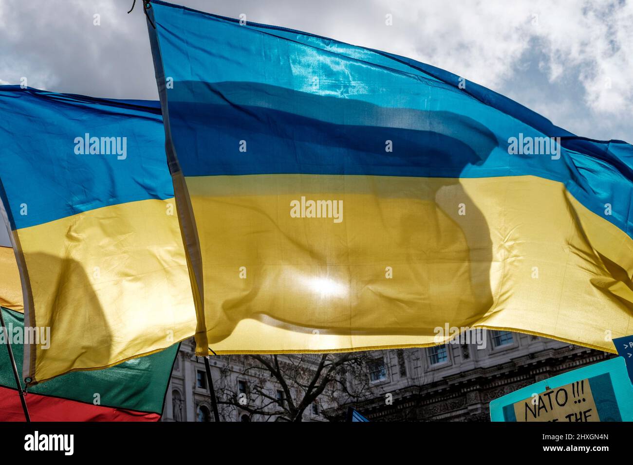 London, 12.. März 2022. Ukrainische Staatsbürger und Anhänger versammeln sich weiterhin in Whitehall gegenüber der Downing Street und fordern mehr Maßnahmen gegen Russland für die Invasion der Ukraine von der internationalen Gemeinschaft. Mitglieder der ukrainischen Gemeinschaft im Vereinigten Königreich sammeln Spenden zur Unterstützung der vom Krieg betroffenen Bürger. Ukrainische Nationalflaggen wehen über der Menge. Stockfoto