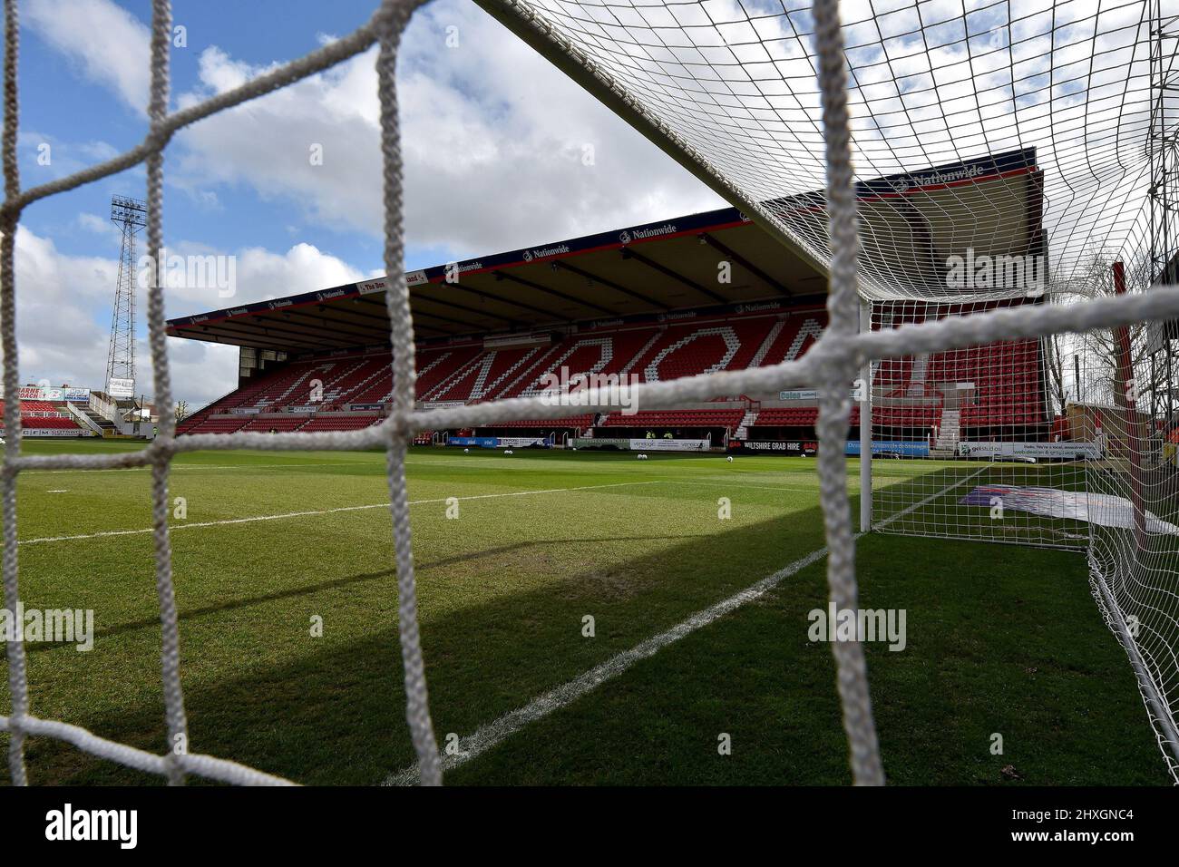 SWINDON, GROSSBRITANNIEN. MÄR 12. Gesamtansicht des County Ground während des Spiels der Sky Bet League 2 zwischen Swindon Town und Oldham Athletic am Samstag, dem 12.. März 2022, auf dem County Ground in Swindon. (Kredit: Eddie Garvey | MI Nachrichten) Kredit: MI Nachrichten & Sport /Alamy Live Nachrichten Stockfoto