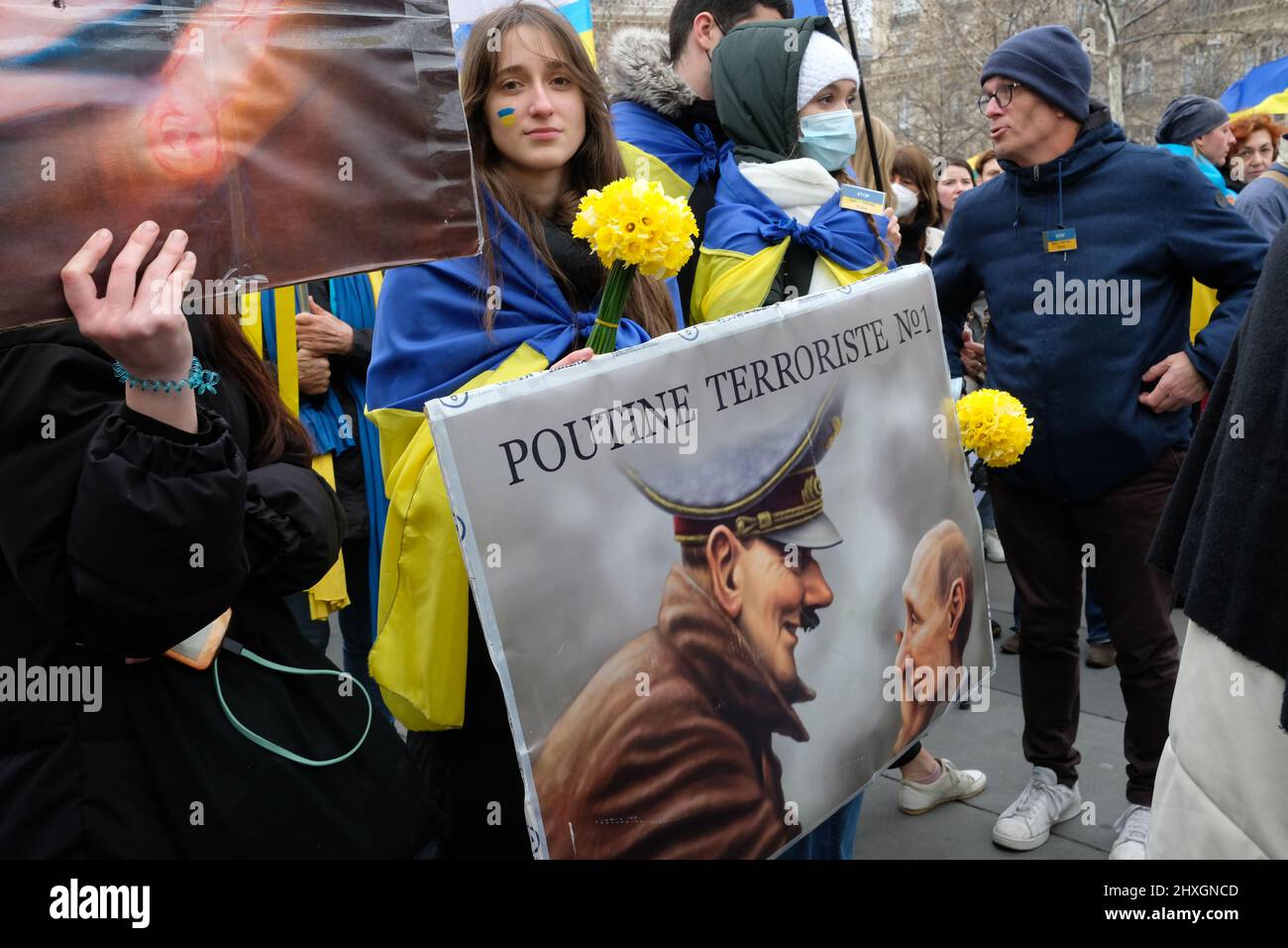 Eine neue Kundgebung gegen Putins Kriegspolitik und zur Unterstützung des ukrainischen Volkes fand auf dem Place de la Republique statt, um ein Ende des Krieges zu fordern. Stockfoto