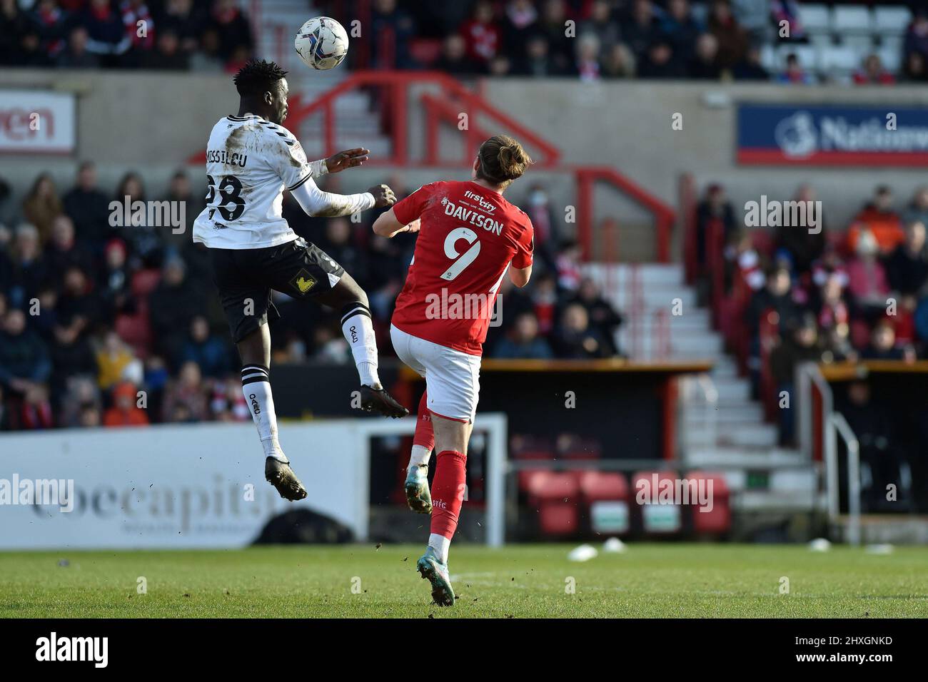 SWINDON, GROSSBRITANNIEN. MÄR 12. Christopher Missilou von Oldham Athletic teinerseits mit Josh Davison vom Swindon Town Football Club während des Spiels der Sky Bet League 2 zwischen Swindon Town und Oldham Athletic am County Ground, Swindon, am Samstag, dem 12.. März 2022. (Kredit: Eddie Garvey | MI Nachrichten) Kredit: MI Nachrichten & Sport /Alamy Live Nachrichten Stockfoto