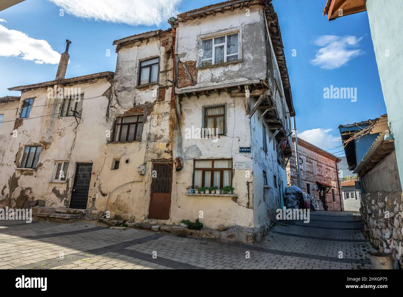 Gölyazı, das eine einzigartige Schönheit hat, in der Natur und Geschichte miteinander verflochten sind; es ist eine alte griechische Inselstadt, die auf dem Uluabat-See gebaut wurde. Stockfoto