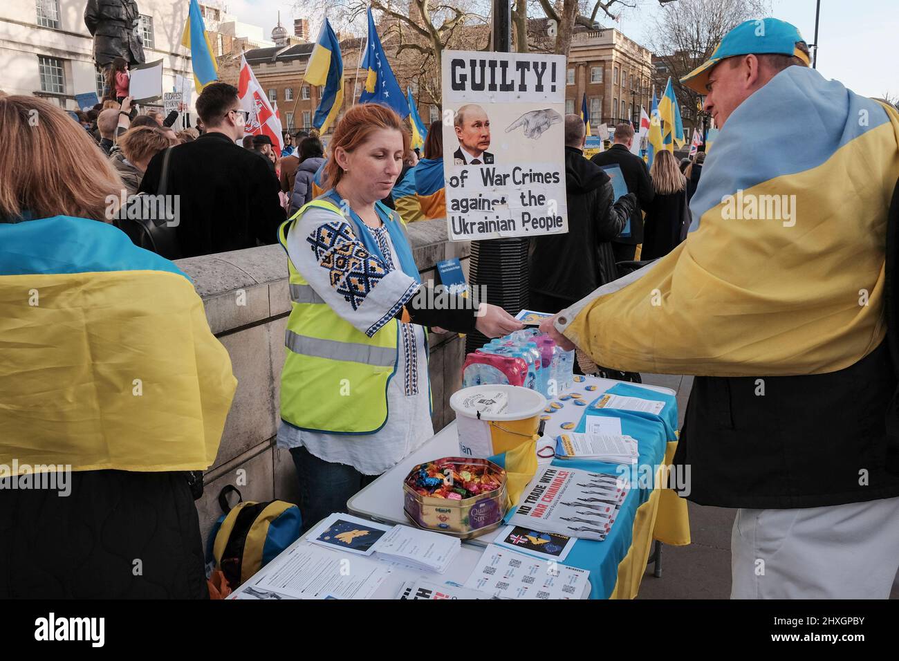 London, 12.. März 2022. Ukrainische Staatsbürger und Anhänger versammeln sich weiterhin in Whitehall gegenüber der Downing Street und fordern mehr Maßnahmen gegen Russland für die Invasion der Ukraine von der internationalen Gemeinschaft. Mitglieder der ukrainischen Gemeinschaft im Vereinigten Königreich sammeln Spenden zur Unterstützung der vom Krieg betroffenen Bürger. Stockfoto