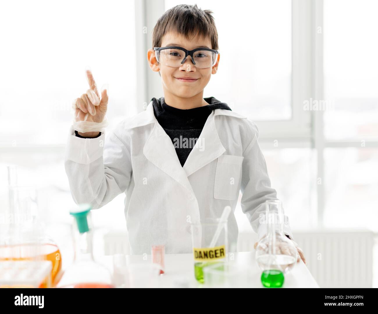 Schuljunge im Chemieunterricht Stockfoto