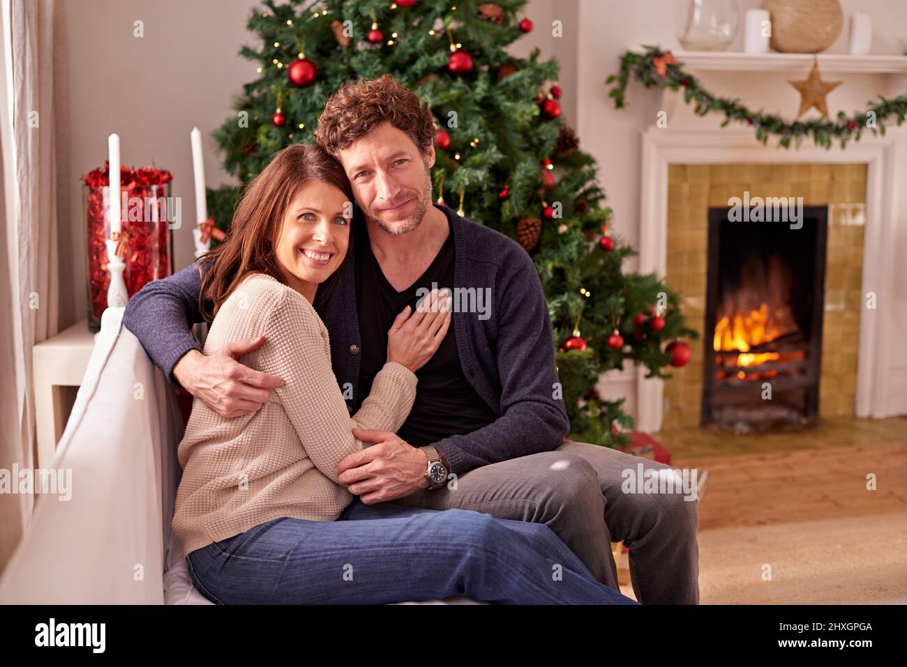 Bleiben Sie ruhig und lieben sie weihnachten. Aufnahme eines Paares, das zu Hause Weihnachten gemeinsam teilt. Stockfoto