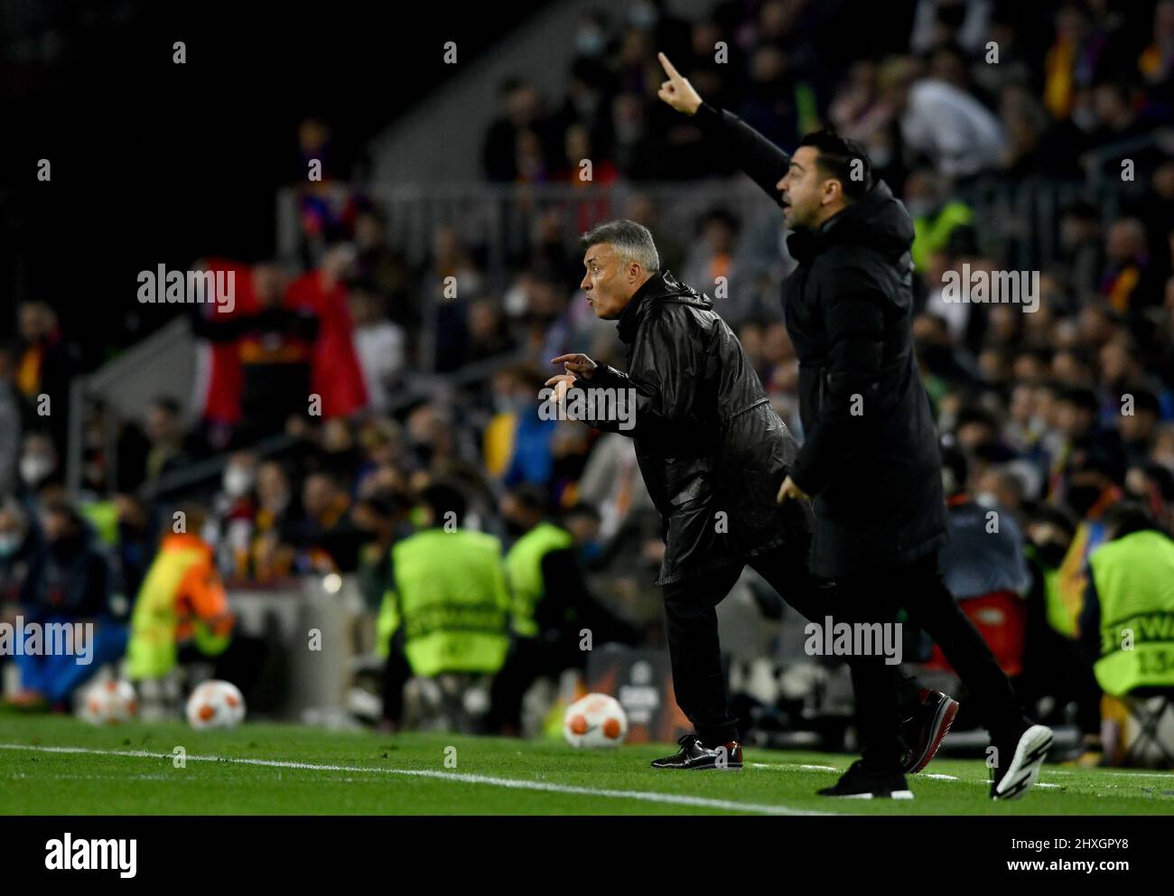 Barcelona, Spanien, 10. März 2022. Domenec Torrent-Cheftrainer von Galatasaray und Xavi Hernandez-Cheftrainer des FC Barcelona während des Europa-League-Spiels Stockfoto