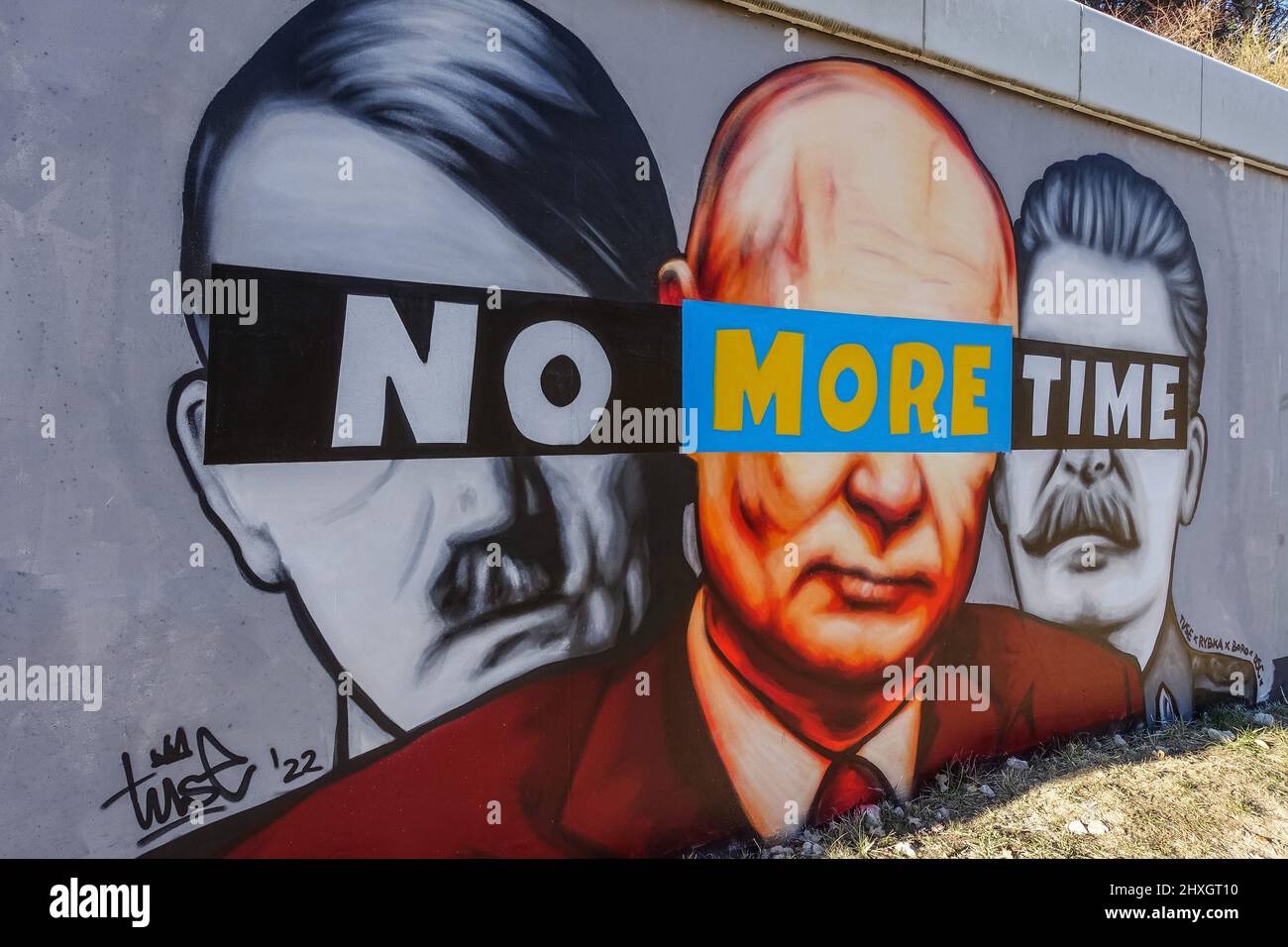 Danzig, Polen. , . Wandgemälde des polnischen Künstlers TUSE, das Wladimir Putin zusammen mit Adolph Hitler und Joseph Stalin zeigt, mit einem schwarzen Streifen auf den Augen wie ein Verbrecher und einer Inschrift, die besagt, DASS IN Danzig KEINE ZEIT MEHR gesehen wird, Polen am 11. März 2022 schuf Artis dieses Wandbild als Protest gegen den russischen Krieg gegen die Ukraine (Foto: Vadim Pacajev/Sipa USA) Quelle: SIPA USA/Alamy Live News Stockfoto