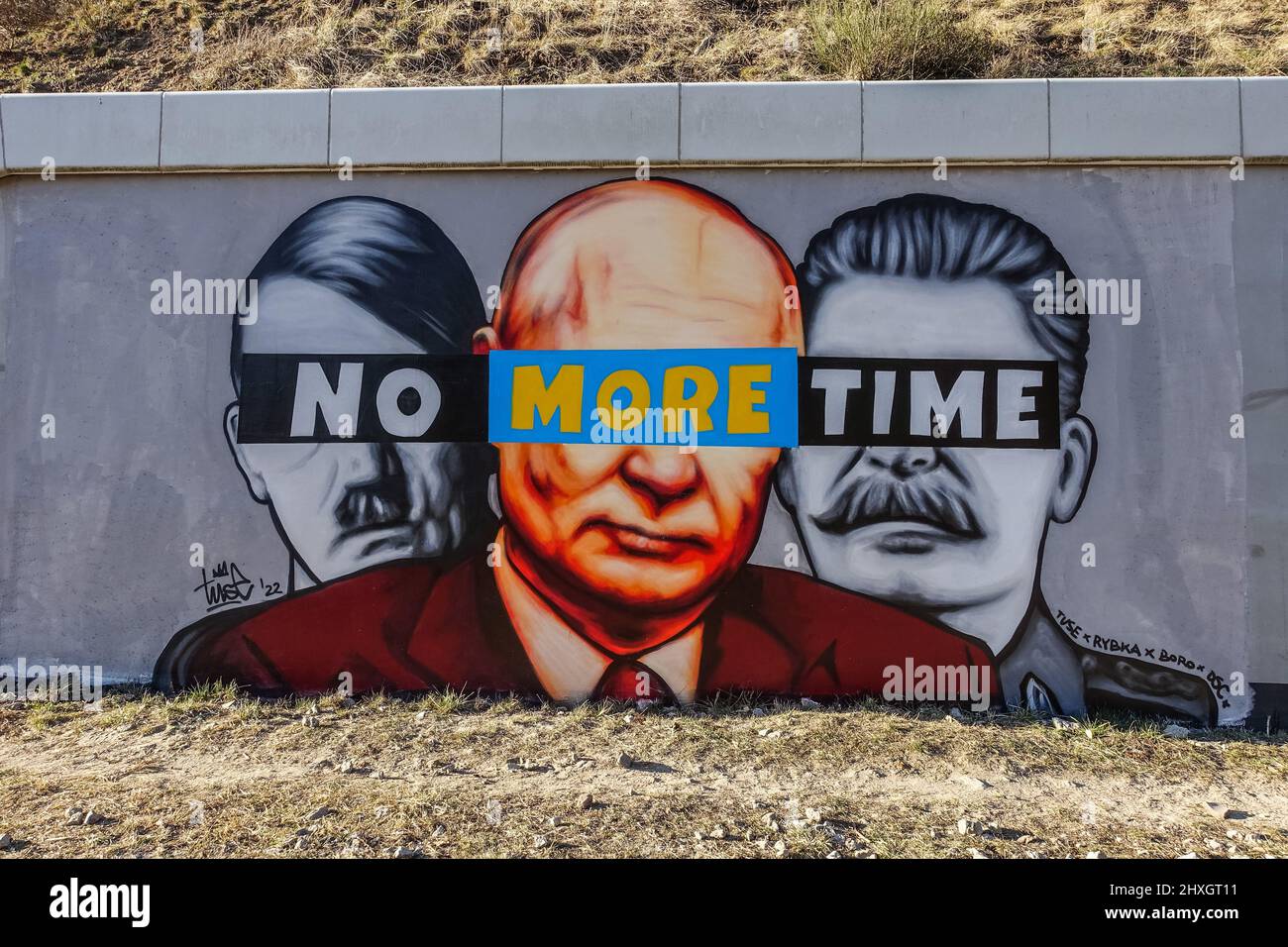 Danzig, Polen. , . Wandgemälde des polnischen Künstlers TUSE, das Wladimir Putin zusammen mit Adolph Hitler und Joseph Stalin zeigt, mit einem schwarzen Streifen auf den Augen wie ein Verbrecher und einer Inschrift, die besagt, DASS IN Danzig KEINE ZEIT MEHR gesehen wird, Polen am 11. März 2022 schuf Artis dieses Wandbild als Protest gegen den russischen Krieg gegen die Ukraine (Foto: Vadim Pacajev/Sipa USA) Quelle: SIPA USA/Alamy Live News Stockfoto