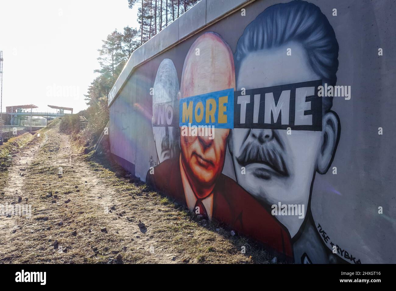 Danzig, Polen. , . Wandgemälde des polnischen Künstlers TUSE, das Wladimir Putin zusammen mit Adolph Hitler und Joseph Stalin zeigt, mit einem schwarzen Streifen auf den Augen wie ein Verbrecher und einer Inschrift, die besagt, DASS IN Danzig KEINE ZEIT MEHR gesehen wird, Polen am 11. März 2022 schuf Artis dieses Wandbild als Protest gegen den russischen Krieg gegen die Ukraine (Foto: Vadim Pacajev/Sipa USA) Quelle: SIPA USA/Alamy Live News Stockfoto