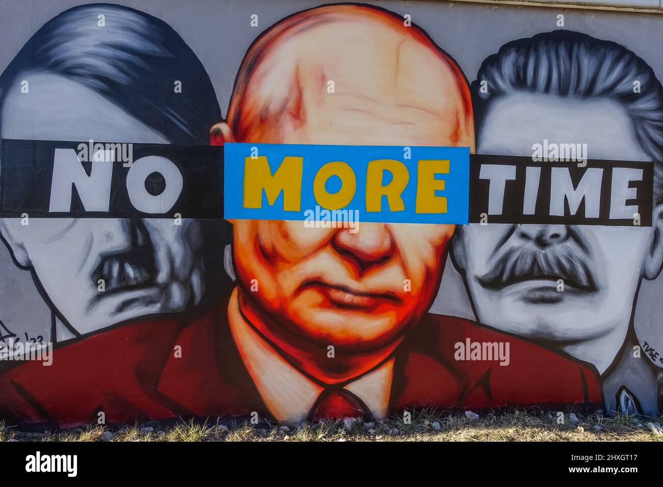 Danzig, Polen. , . Wandgemälde des polnischen Künstlers TUSE, das Wladimir Putin zusammen mit Adolph Hitler und Joseph Stalin zeigt, mit einem schwarzen Streifen auf den Augen wie ein Verbrecher und einer Inschrift, die besagt, DASS IN Danzig KEINE ZEIT MEHR gesehen wird, Polen am 11. März 2022 schuf Artis dieses Wandbild als Protest gegen den russischen Krieg gegen die Ukraine (Foto: Vadim Pacajev/Sipa USA) Quelle: SIPA USA/Alamy Live News Stockfoto