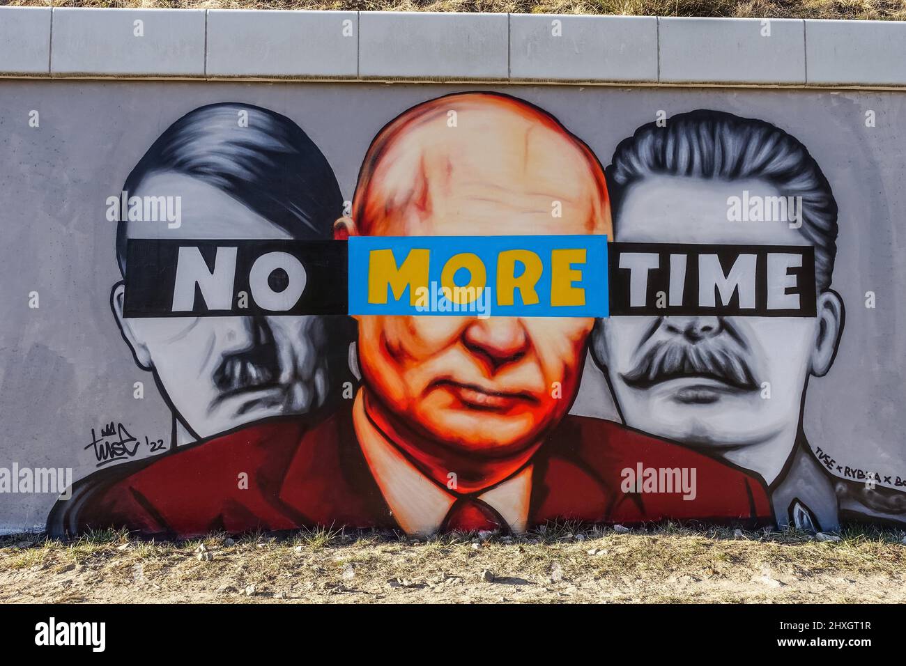 Danzig, Polen. , . Wandgemälde des polnischen Künstlers TUSE, das Wladimir Putin zusammen mit Adolph Hitler und Joseph Stalin zeigt, mit einem schwarzen Streifen auf den Augen wie ein Verbrecher und einer Inschrift, die besagt, DASS IN Danzig KEINE ZEIT MEHR gesehen wird, Polen am 11. März 2022 schuf Artis dieses Wandbild als Protest gegen den russischen Krieg gegen die Ukraine (Foto: Vadim Pacajev/Sipa USA) Quelle: SIPA USA/Alamy Live News Stockfoto