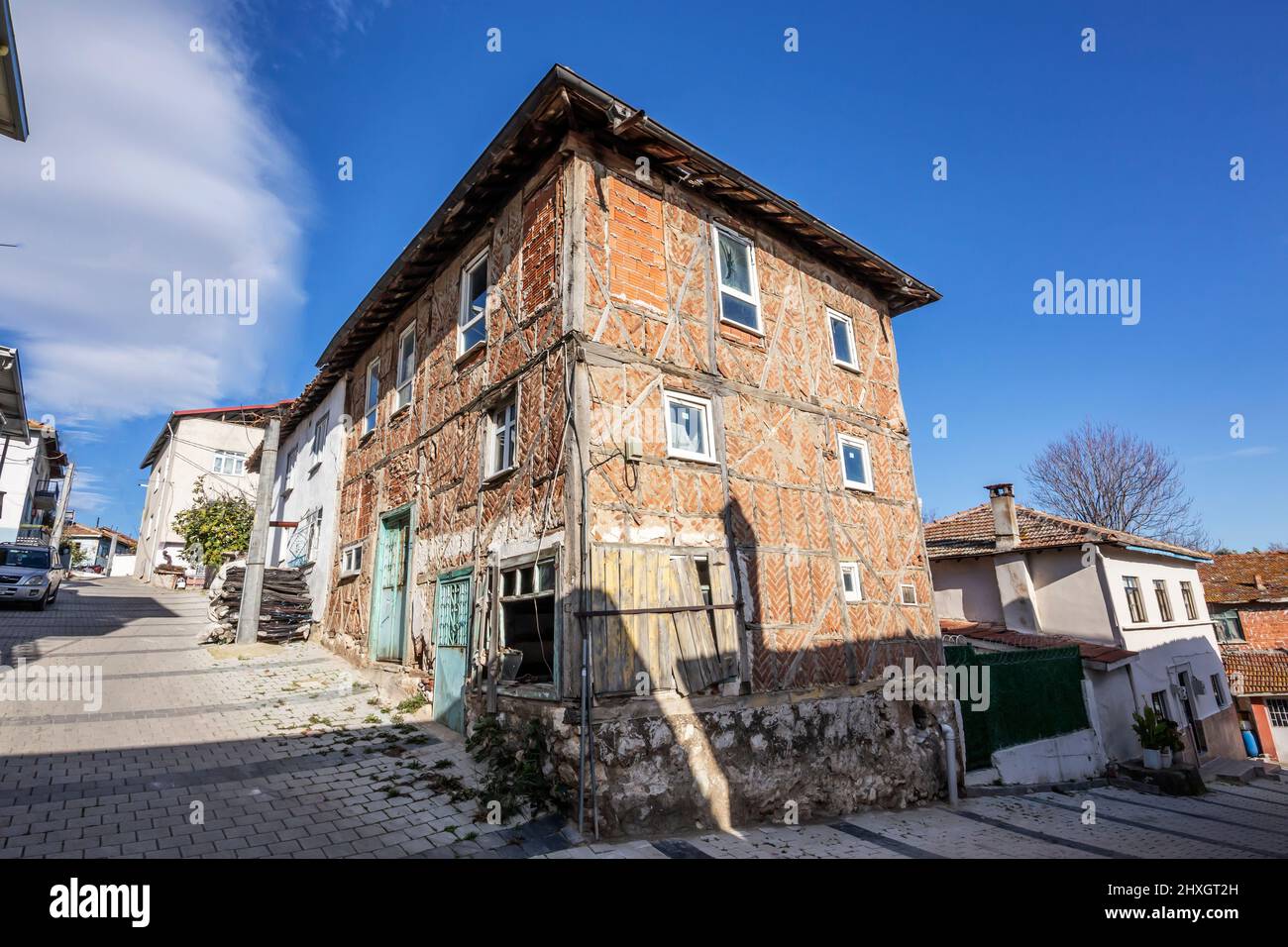 Gölyazı, das eine einzigartige Schönheit hat, in der Natur und Geschichte miteinander verflochten sind; es ist eine alte griechische Inselstadt, die auf dem Uluabat-See gebaut wurde. Stockfoto