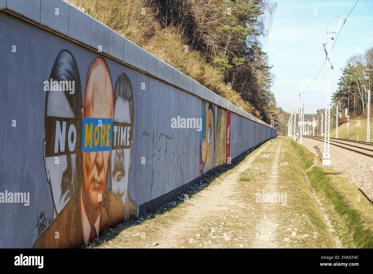 Danzig, Polen. , . Wandgemälde des polnischen Künstlers TUSE, das Wladimir Putin zusammen mit Adolph Hitler und Joseph Stalin zeigt, mit einem schwarzen Streifen auf den Augen wie ein Verbrecher und einer Inschrift, die besagt, DASS IN Danzig KEINE ZEIT MEHR gesehen wird, Polen am 11. März 2022 schuf Artis dieses Wandbild als Protest gegen den russischen Krieg gegen die Ukraine (Foto: Vadim Pacajev/Sipa USA) Quelle: SIPA USA/Alamy Live News Stockfoto