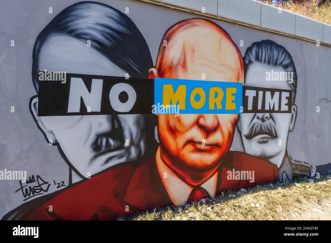 Danzig, Polen. , . Wandgemälde des polnischen Künstlers TUSE, das Wladimir Putin zusammen mit Adolph Hitler und Joseph Stalin zeigt, mit einem schwarzen Streifen auf den Augen wie ein Verbrecher und einer Inschrift, die besagt, DASS IN Danzig KEINE ZEIT MEHR gesehen wird, Polen am 11. März 2022 schuf Artis dieses Wandbild als Protest gegen den russischen Krieg gegen die Ukraine (Foto: Vadim Pacajev/Sipa USA) Quelle: SIPA USA/Alamy Live News Stockfoto