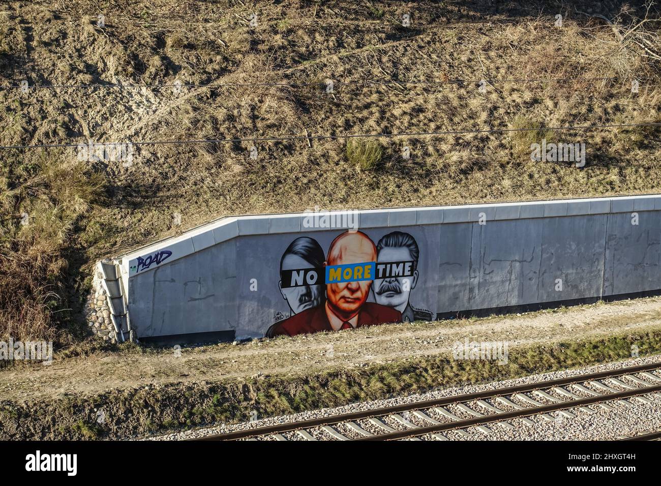 Danzig, Polen. , . Wandgemälde des polnischen Künstlers TUSE, das Wladimir Putin zusammen mit Adolph Hitler und Joseph Stalin zeigt, mit einem schwarzen Streifen auf den Augen wie ein Verbrecher und einer Inschrift, die besagt, DASS IN Danzig KEINE ZEIT MEHR gesehen wird, Polen am 11. März 2022 schuf Artis dieses Wandbild als Protest gegen den russischen Krieg gegen die Ukraine (Foto: Vadim Pacajev/Sipa USA) Quelle: SIPA USA/Alamy Live News Stockfoto