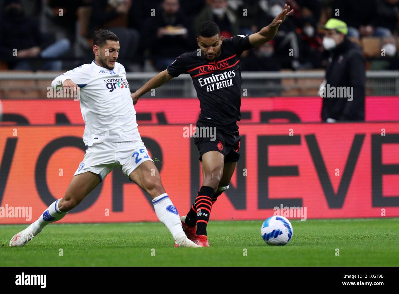 Junior Messias vom AC Mailand und Filippo Bandinelli vom FC Empoli kämpfen während der Serie A im Stadio Giuseppe Meazza am 12. März 2022 in Mailand, Italien, um den Ball. Stockfoto