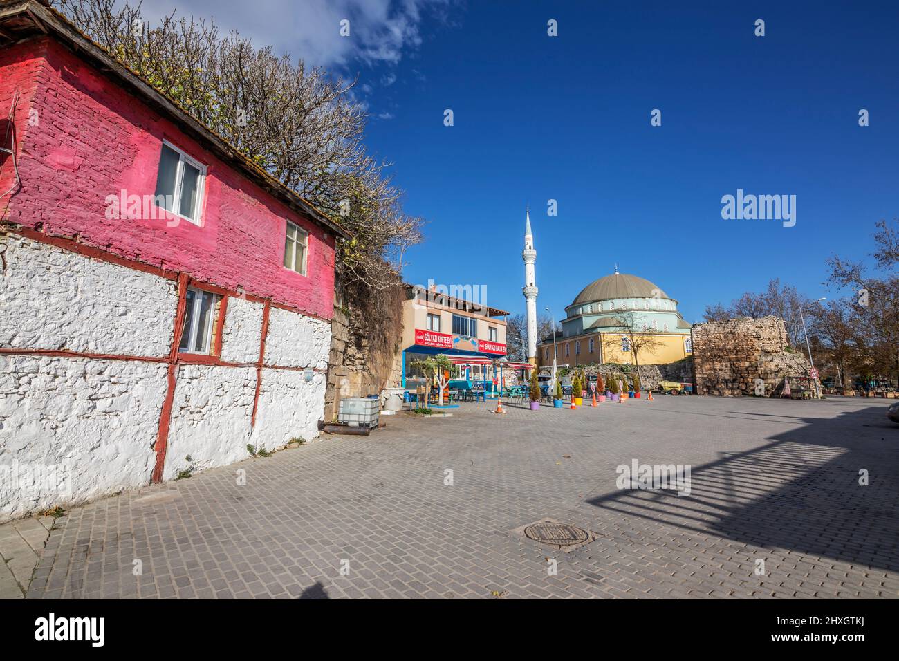 Gölyazı, das eine einzigartige Schönheit hat, in der Natur und Geschichte miteinander verflochten sind; es ist eine alte griechische Inselstadt, die auf dem Uluabat-See gebaut wurde. Stockfoto