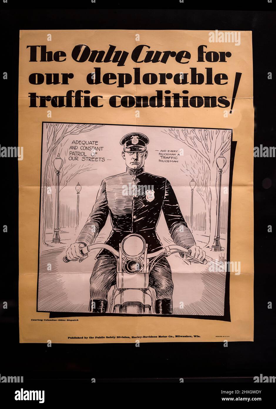 Altes Plakat, auf dem Polizeibeamte ein Motorrad benutzten. Sie befindet sich im Harley-Davidson Museum in Milwaukee, Wisconsin, USA Stockfoto