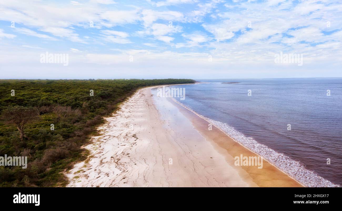 Weißer Sand Callala Beach an der Jervis Bucht der australischen pazifikküste - Luftpanorama. Stockfoto