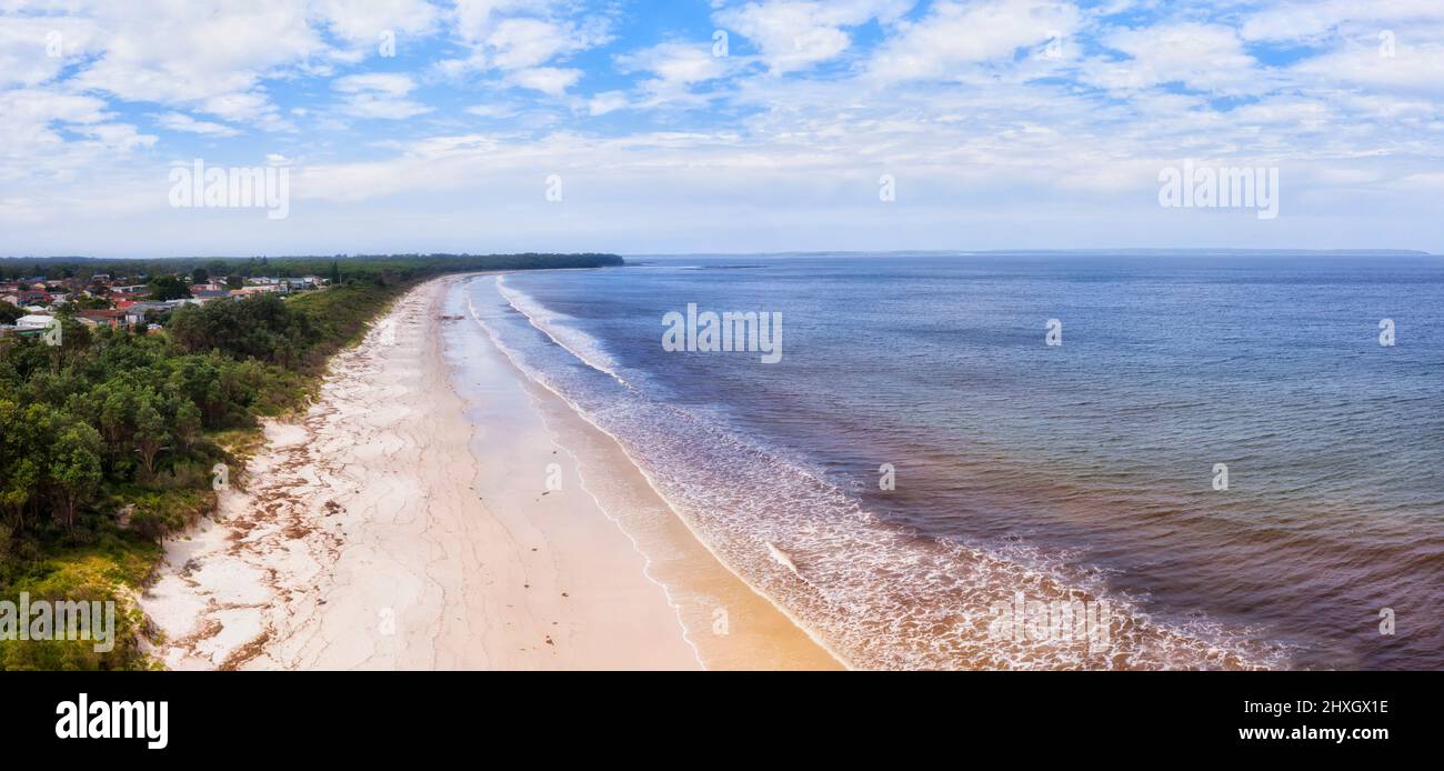 Callala Strand und Bucht an der Jervis Bucht malerische Küste australiens - Luftpanorama über weißen Sand. Stockfoto