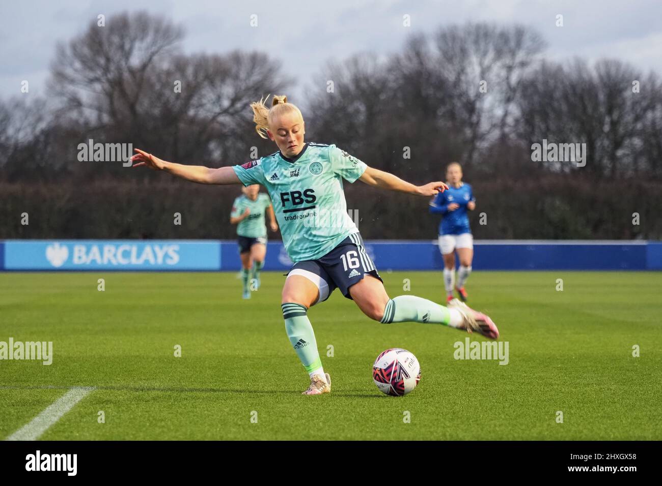 Liverpool, Großbritannien. 12. März 2022. Freya Gregory (16 Leicester City) trifft den Ball während des Barclays FA Womens Super League-Spiels zwischen Everton und Leicester City im Walton Hall Park in Liverpool, England Natalie Mincher/SPP Credit: SPP Sport Press Photo. /Alamy Live News Stockfoto