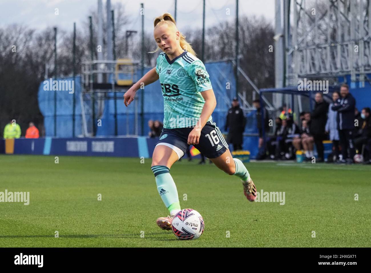 Liverpool, Großbritannien. 12. März 2022. Freya Gregory (16 Leicester City) trifft den Ball während des Barclays FA Womens Super League-Spiels zwischen Everton und Leicester City im Walton Hall Park in Liverpool, England Natalie Mincher/SPP Credit: SPP Sport Press Photo. /Alamy Live News Stockfoto