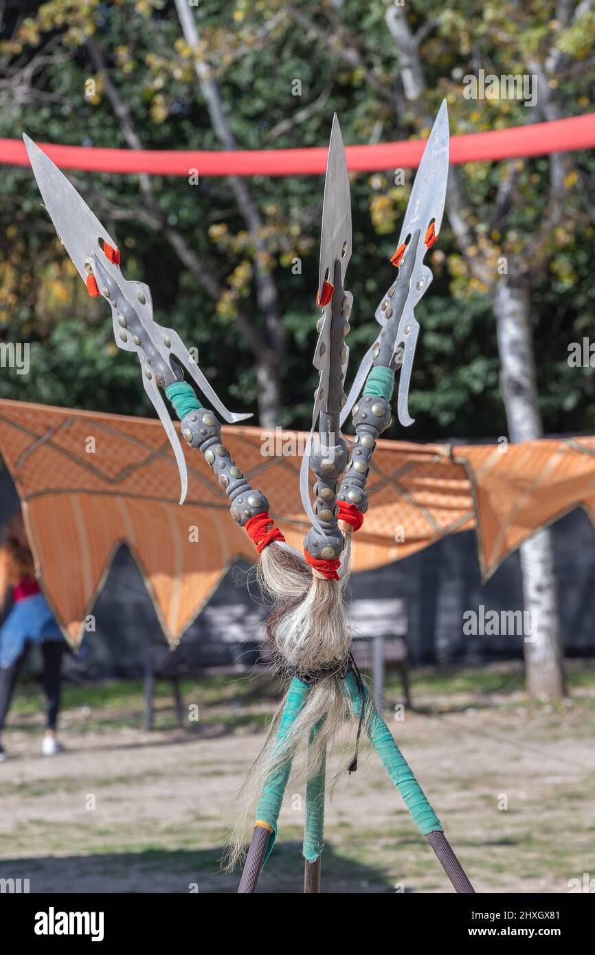Vertikale Ansicht im Vordergrund von drei mittelalterlichen Speeren. Nachbildung historischer mittelalterlicher Waffen Stockfoto