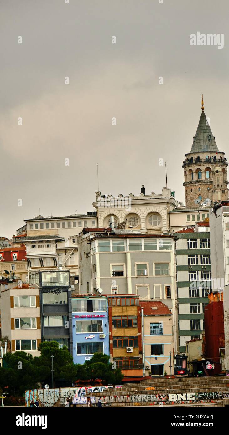 03.03.2021. Istanbul. Türkei. Galata Turm und Stadtgebäude und Wohnungen im Winter. Stockfoto