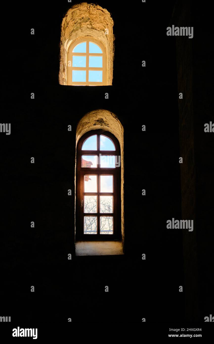 Fenster im antiken Stil, lange und kurze Fenster in der hagia sophia in Trabzon. Blick außerhalb des Gebäudes. Stockfoto