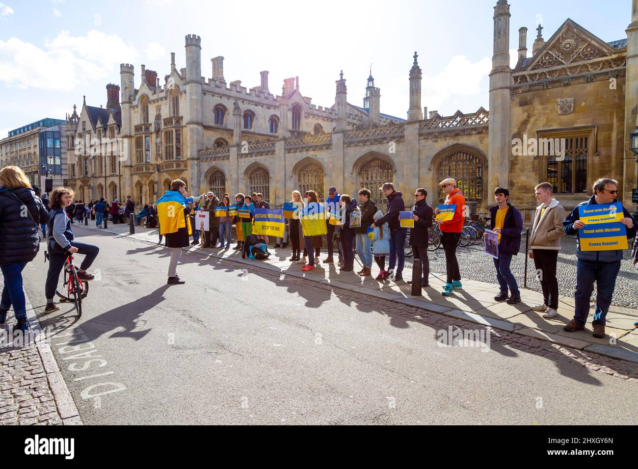 12. März 2022 - Cambridge, Großbritannien, Protestierende, die vor dem King's College gegen die russische Invasion in der Ukraine protestieren Stockfoto