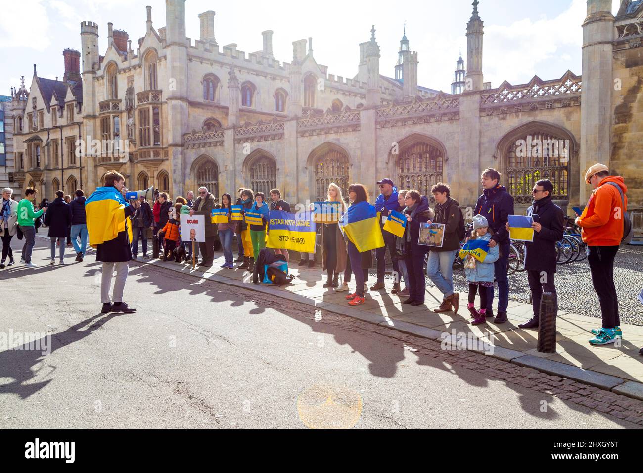 12. März 2022 - Cambridge, Großbritannien, Protestierende, die vor dem King's College gegen die russische Invasion in der Ukraine protestieren Stockfoto